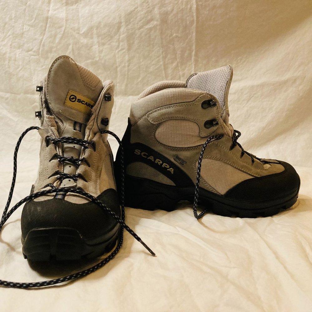 Women’s Scarpa Hiking Boots (Near Unused)